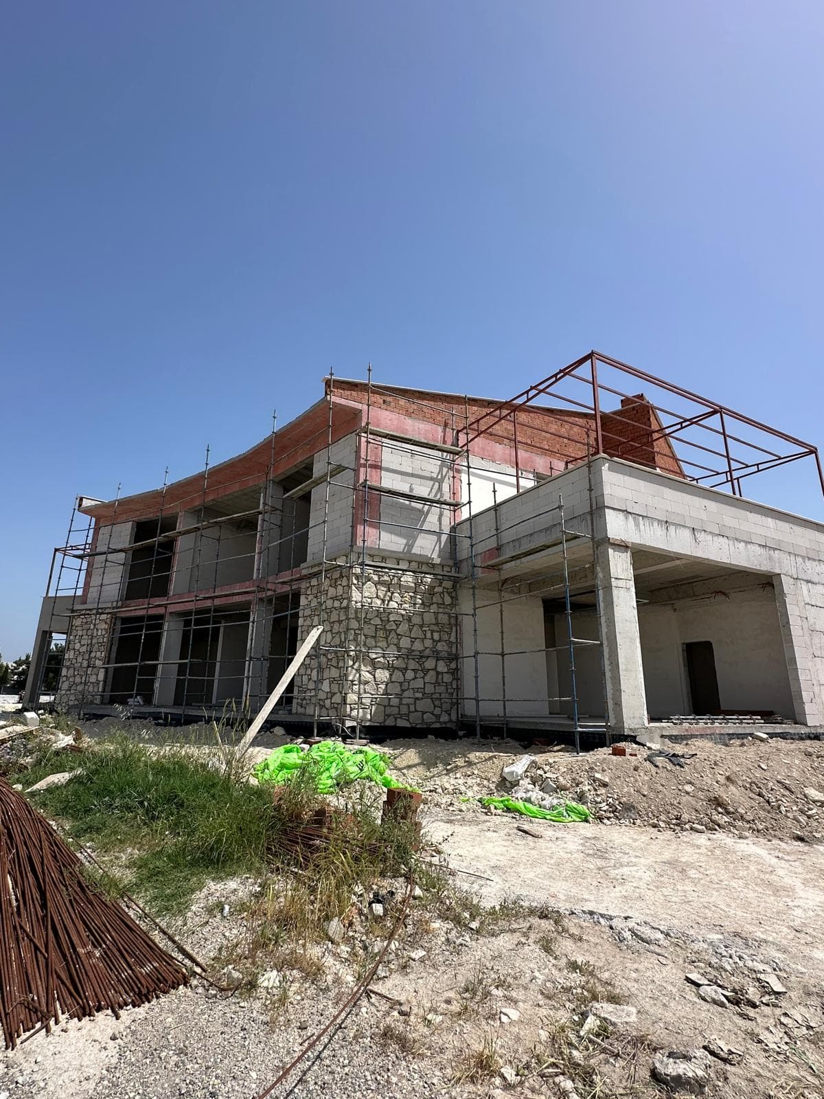 Urla'da doğal taş kaplamalı modern villa dış cephesi